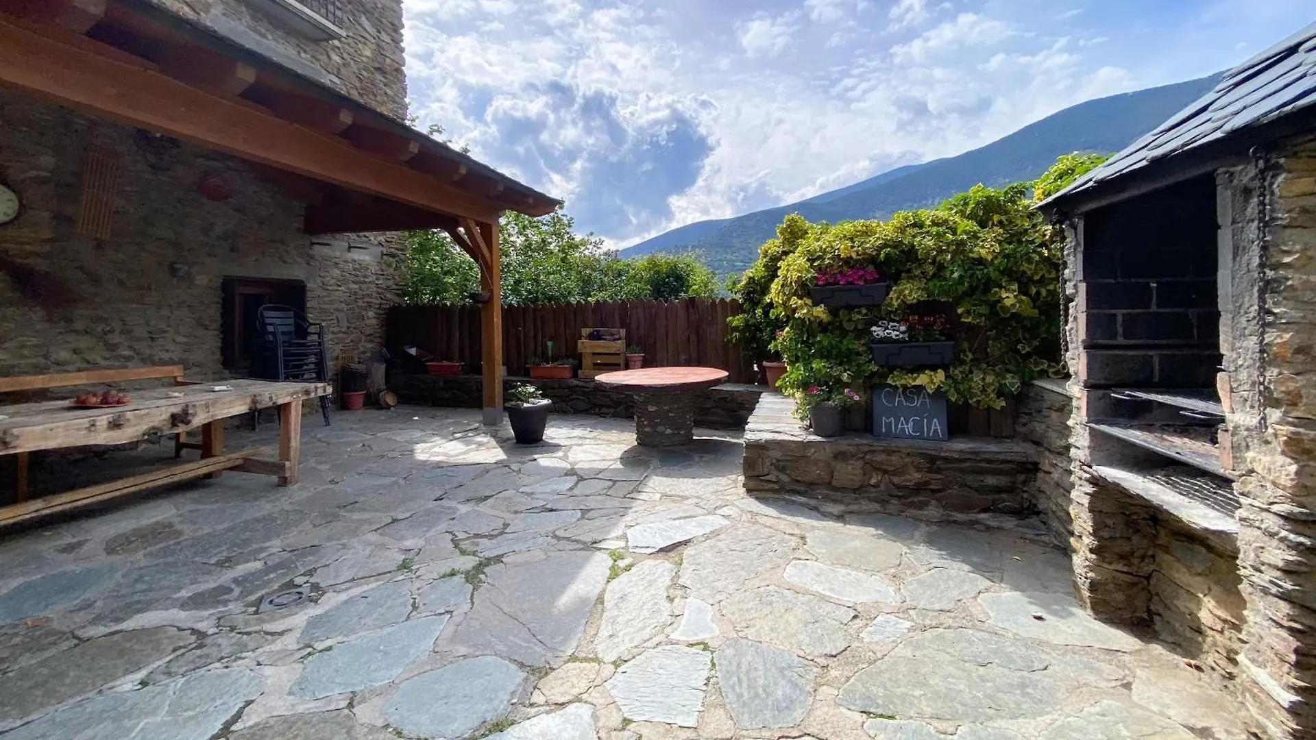 Casa Rural Macia - Apartamentos Roní 0*,